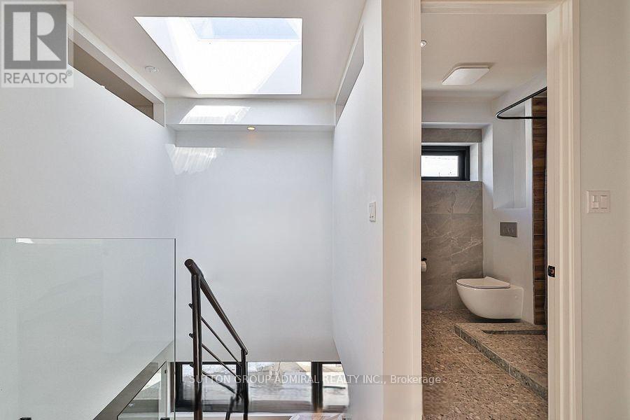 33 Edwin Avenue, Toronto, Ontario  M6P 3Z2 - Photo 17 - W12681984