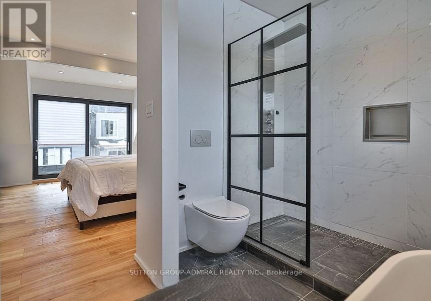 33 Edwin Avenue, Toronto, Ontario  M6P 3Z2 - Photo 18 - W12681984