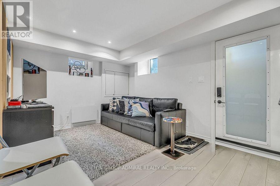 33 Edwin Avenue, Toronto, Ontario  M6P 3Z2 - Photo 22 - W12681984