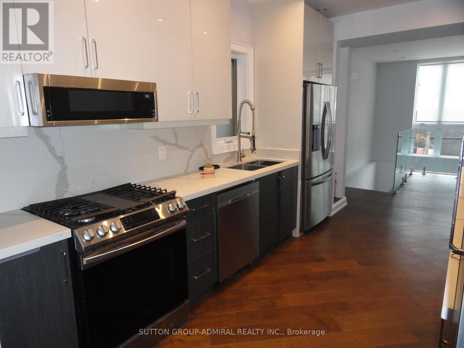 33 Edwin Avenue, Toronto, Ontario  M6P 3Z2 - Photo 9 - W12681984