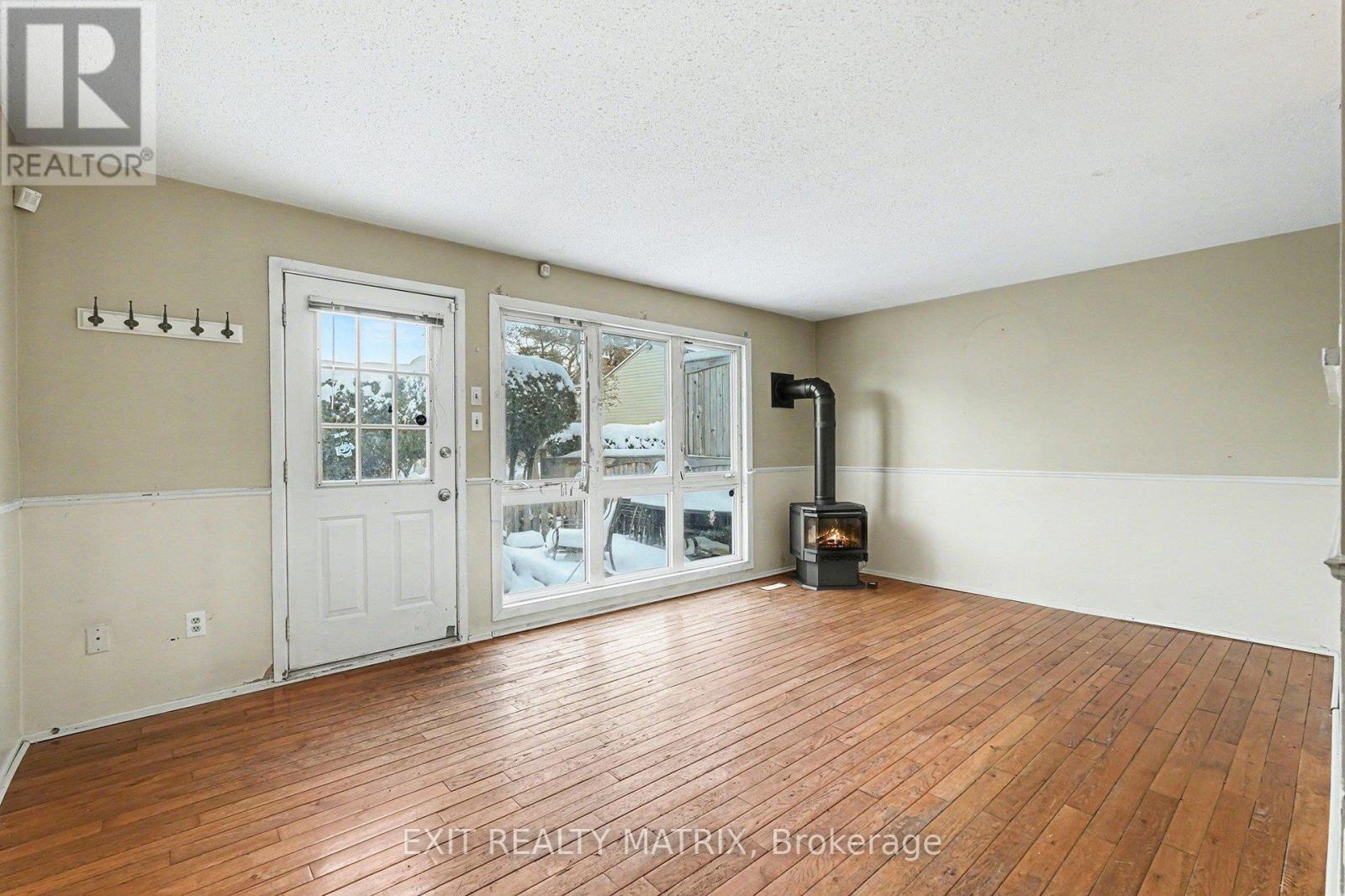 48 Peary Way, Ottawa, Ontario  K2L 1Z8 - Photo 3 - X12681832