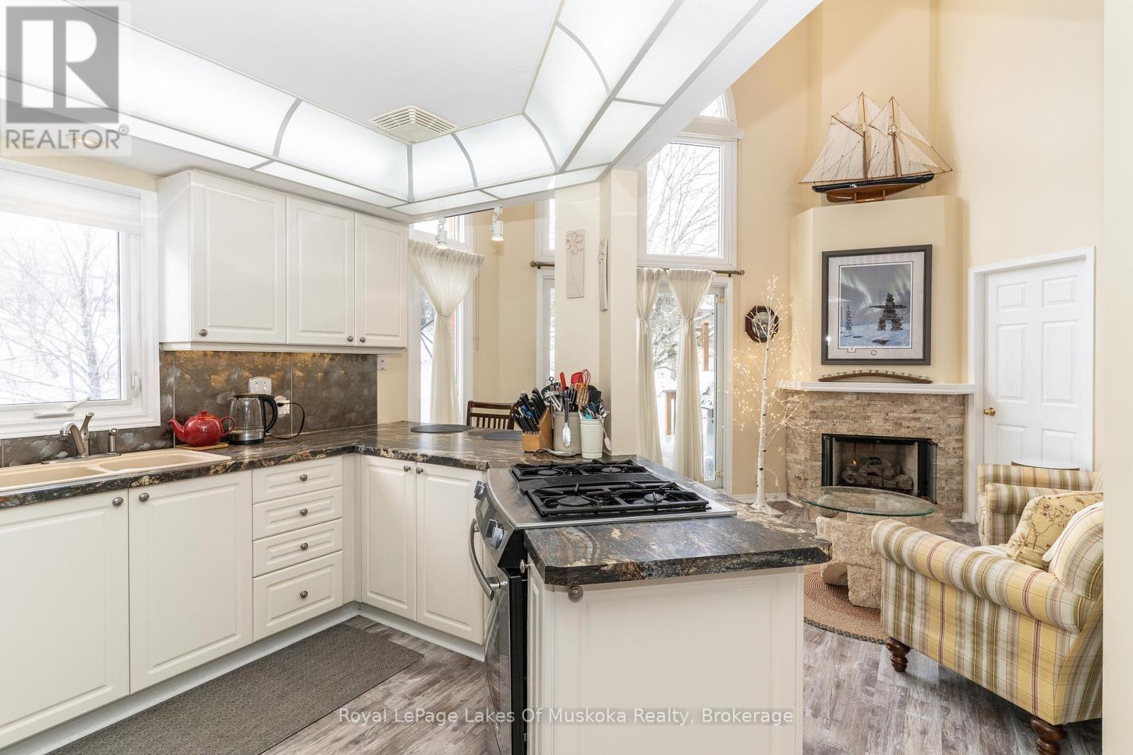 55 Shoreline Drive, Bracebridge, Ontario  P1L 1Z3 - Photo 12 - X12682166