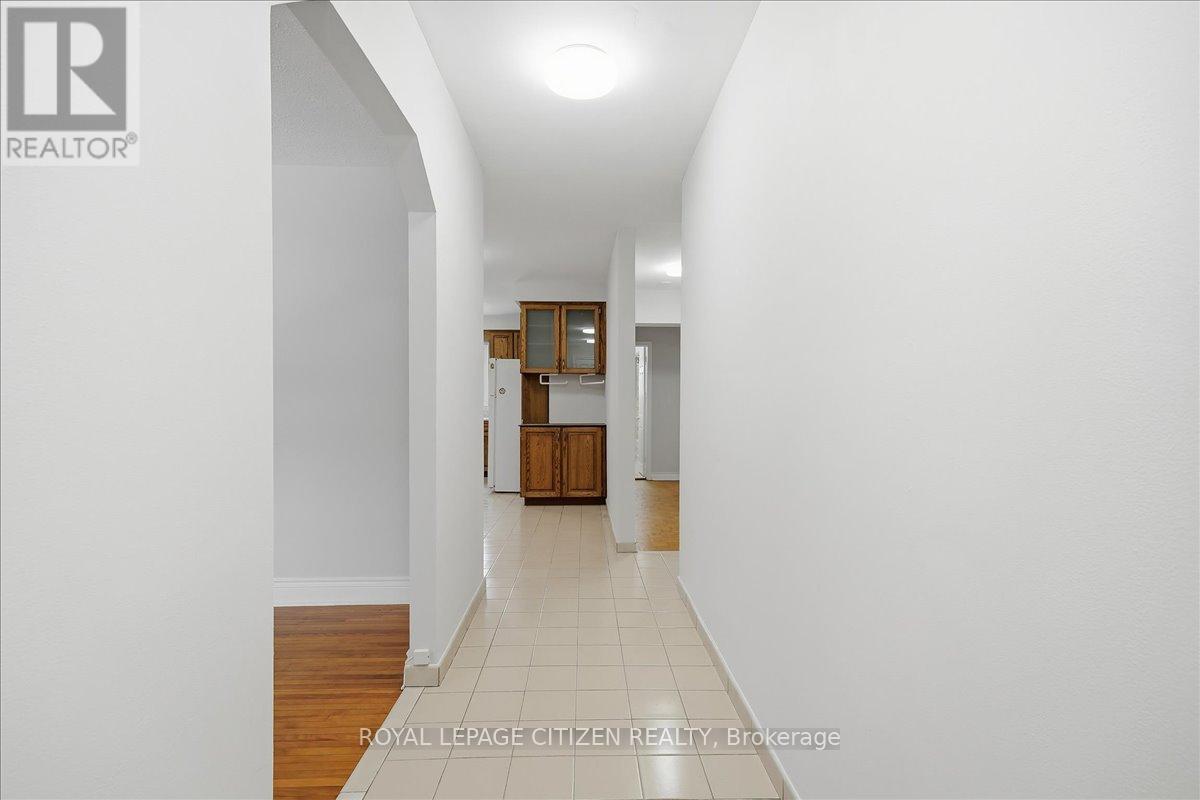 Main - 20 Dunsmore Gardens, Toronto, Ontario  M3H 3M2 - Photo 9 - C12682246
