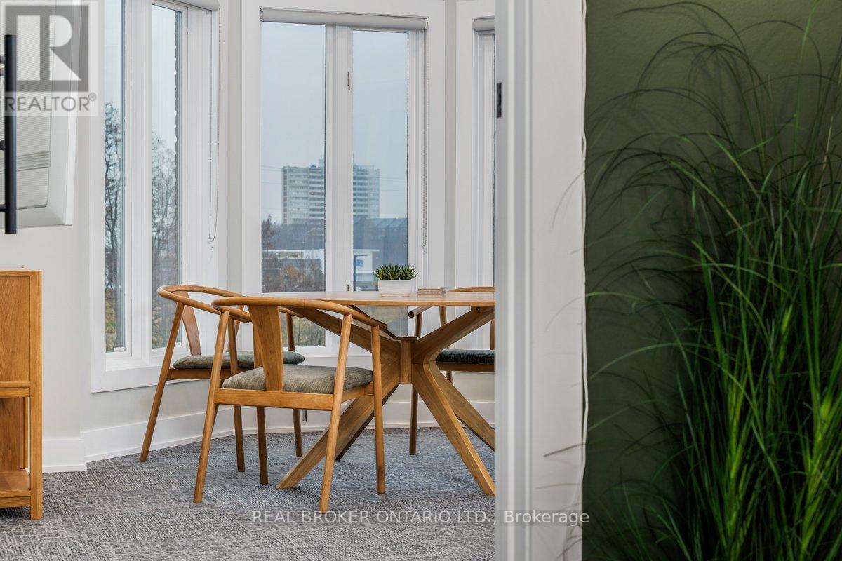 300 - 420 North Service Road E, Oakville, Ontario  L6H 5R2 - Photo 19 - W12682110