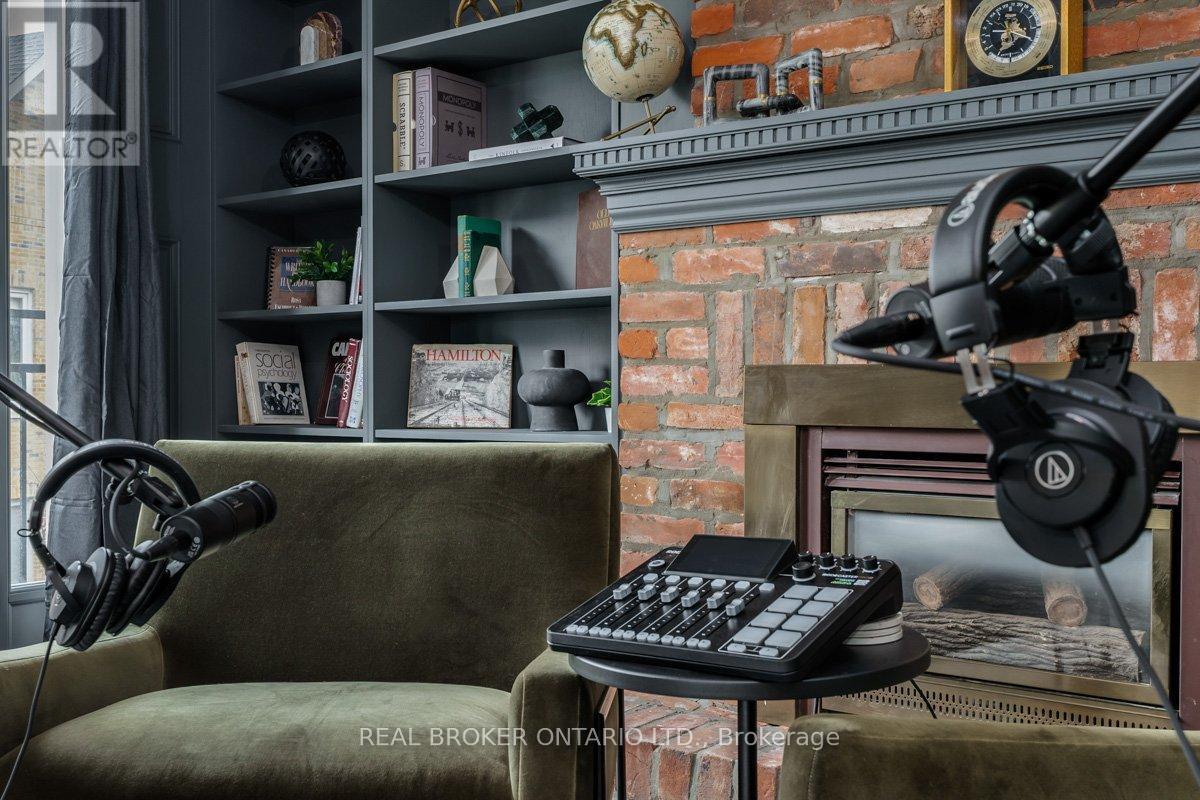 300 - 420 North Service Road E, Oakville, Ontario  L6H 5R2 - Photo 2 - W12682110