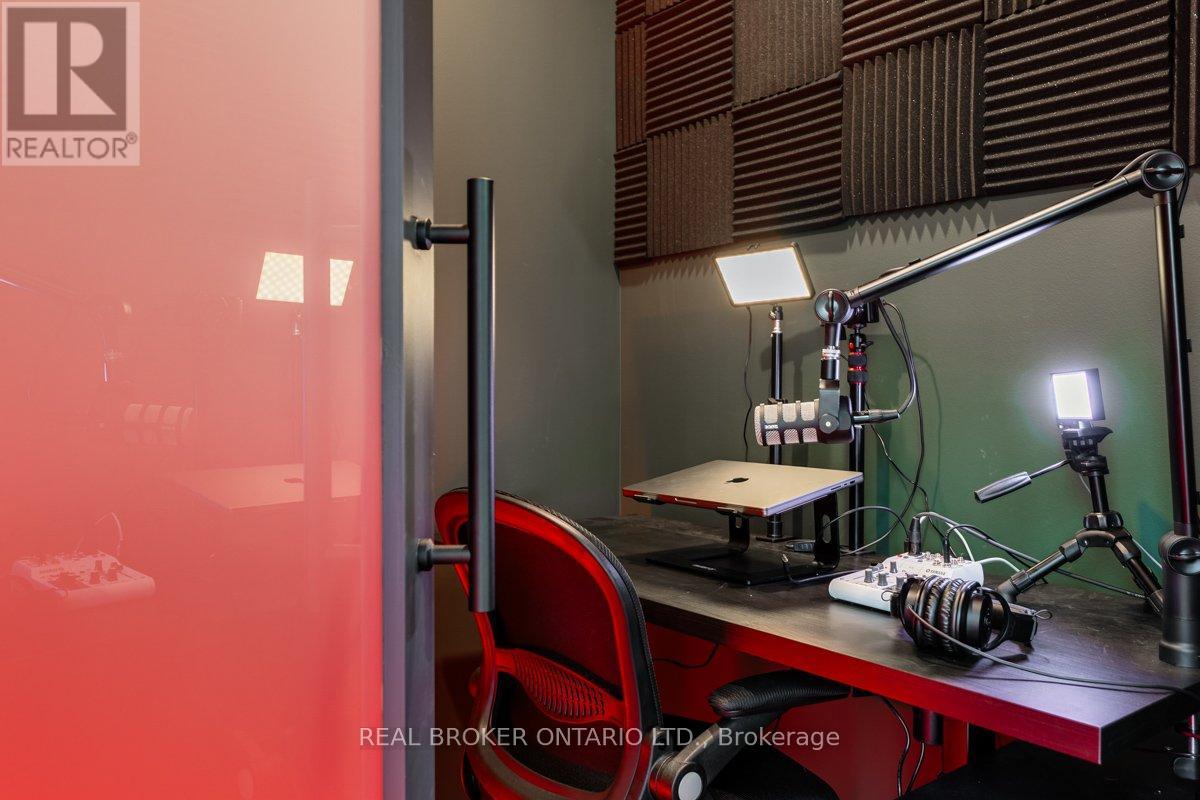 300 - 420 North Service Road E, Oakville, Ontario  L6H 5R2 - Photo 9 - W12682110