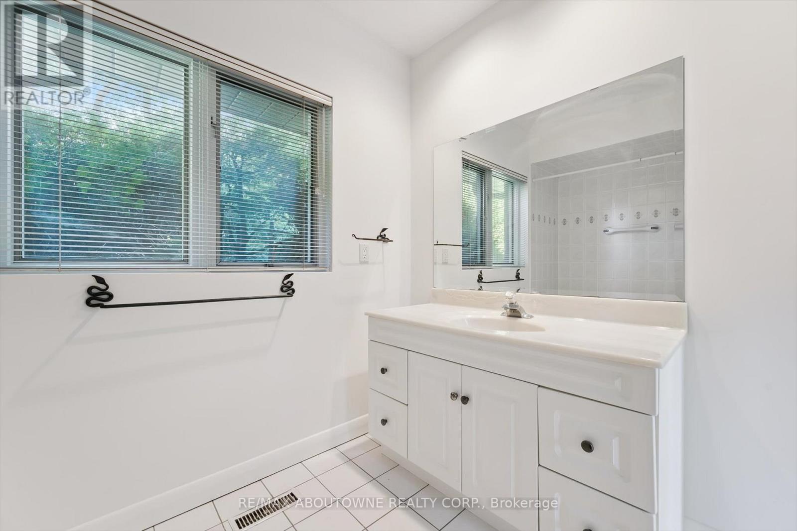 1095 Linbrook Road, Oakville, Ontario  L6J 2L2 - Photo 19 - W12682198