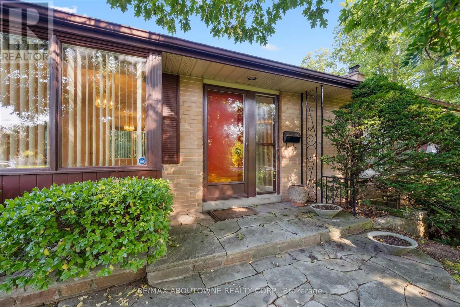 1095 Linbrook Road, Oakville, Ontario  L6J 2L2 - Photo 2 - W12682198