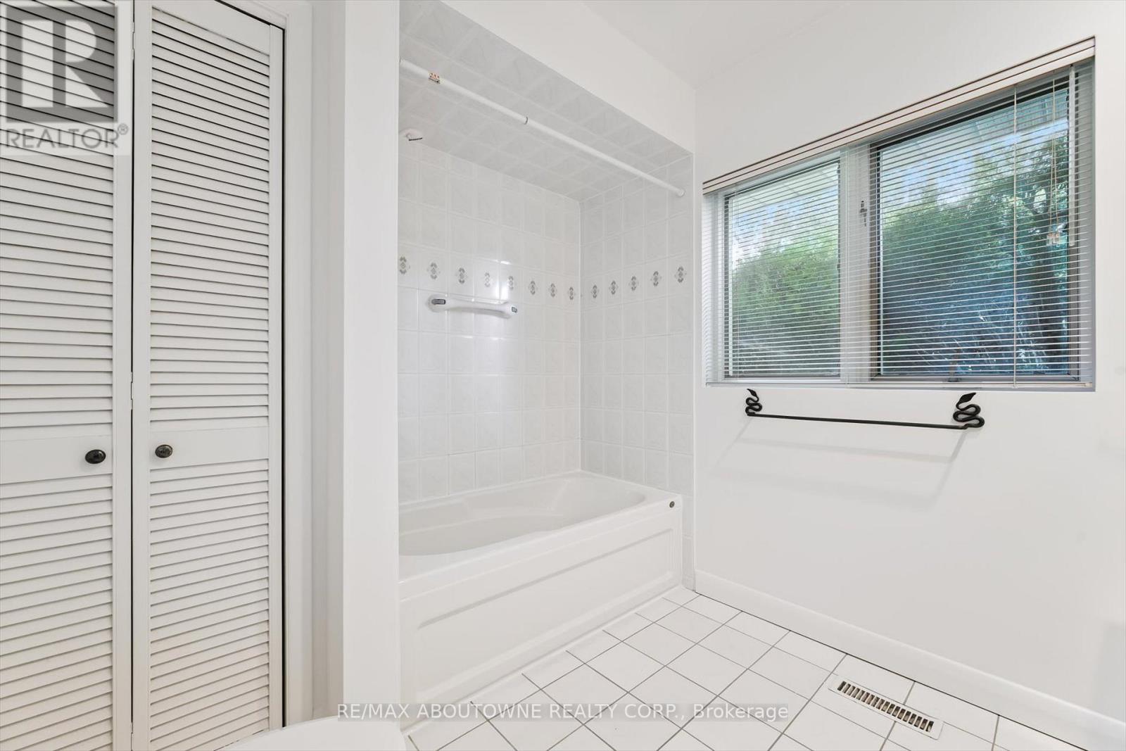 1095 Linbrook Road, Oakville, Ontario  L6J 2L2 - Photo 20 - W12682198