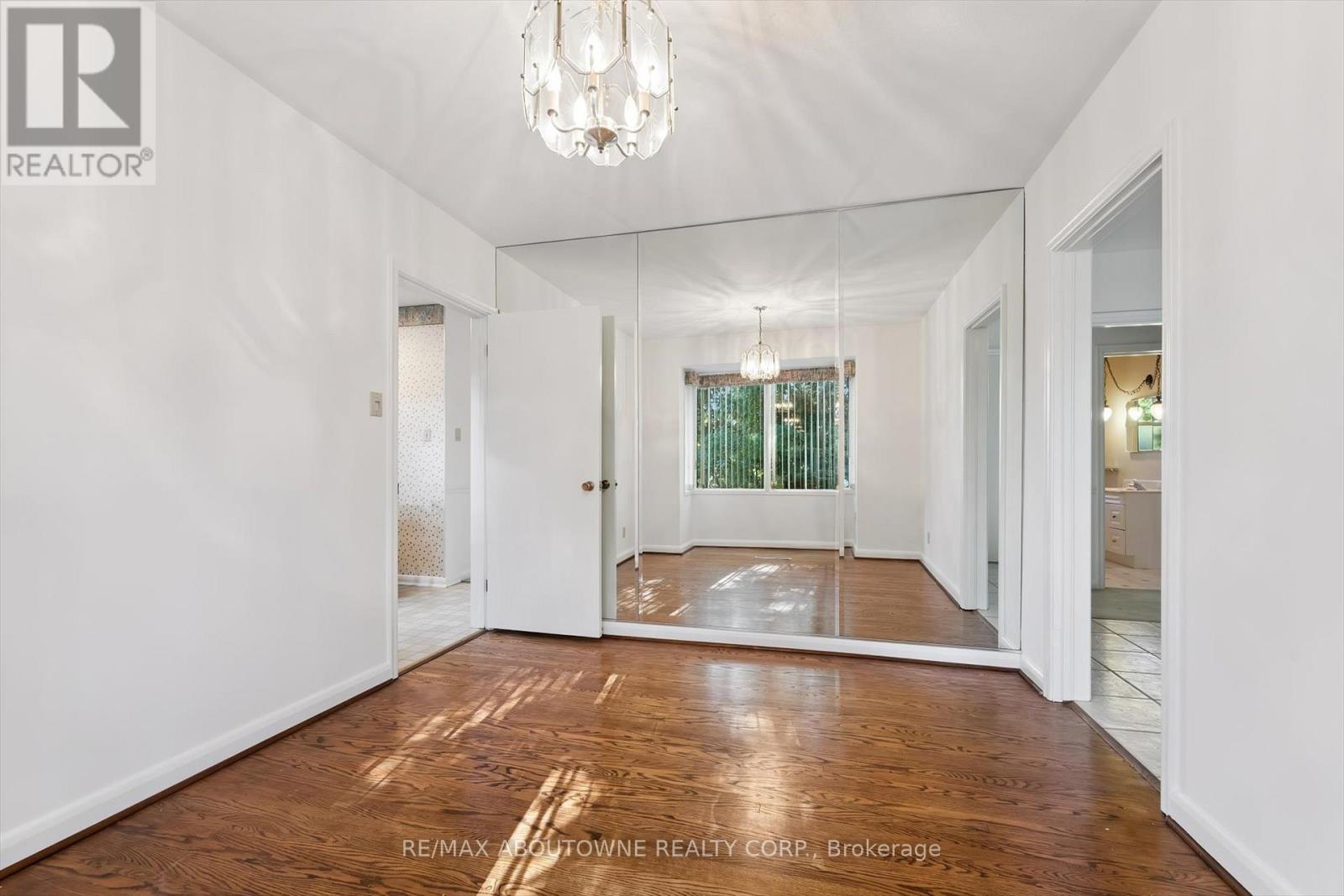 1095 Linbrook Road, Oakville, Ontario  L6J 2L2 - Photo 8 - W12682198