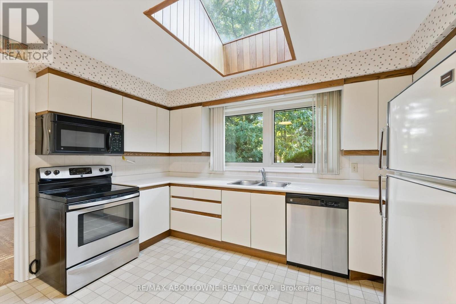 1095 Linbrook Road, Oakville, Ontario  L6J 2L2 - Photo 9 - W12682198