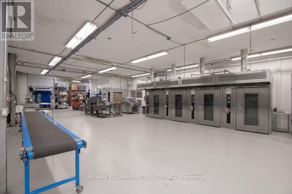 190 Hempstead Drive, Hamilton, Ontario  L8W 2E3 - Photo 3 - X12676044