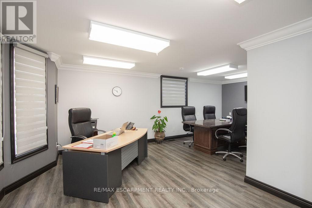 190 Hempstead Drive, Hamilton, Ontario  L8W 2E3 - Photo 4 - X12676044