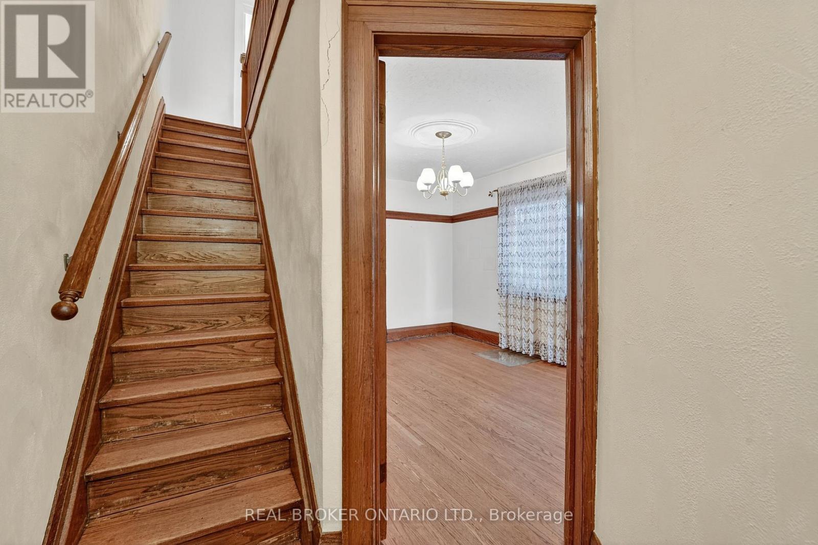 648 Willard Avenue, Toronto, Ontario  M6S 3S4 - Photo 5 - W12682330