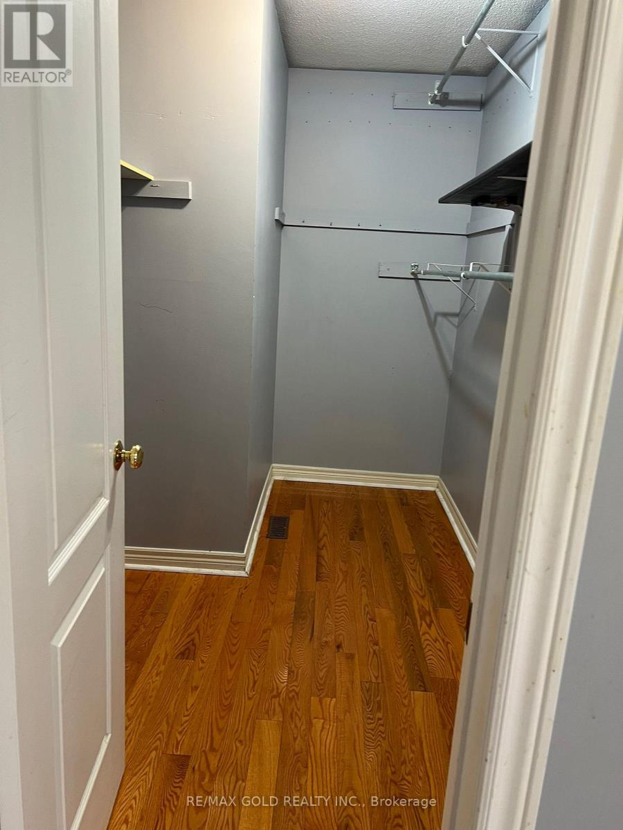 32 Mapleview Avenue, Brampton, Ontario  L6R 1M2 - Photo 10 - W12682350