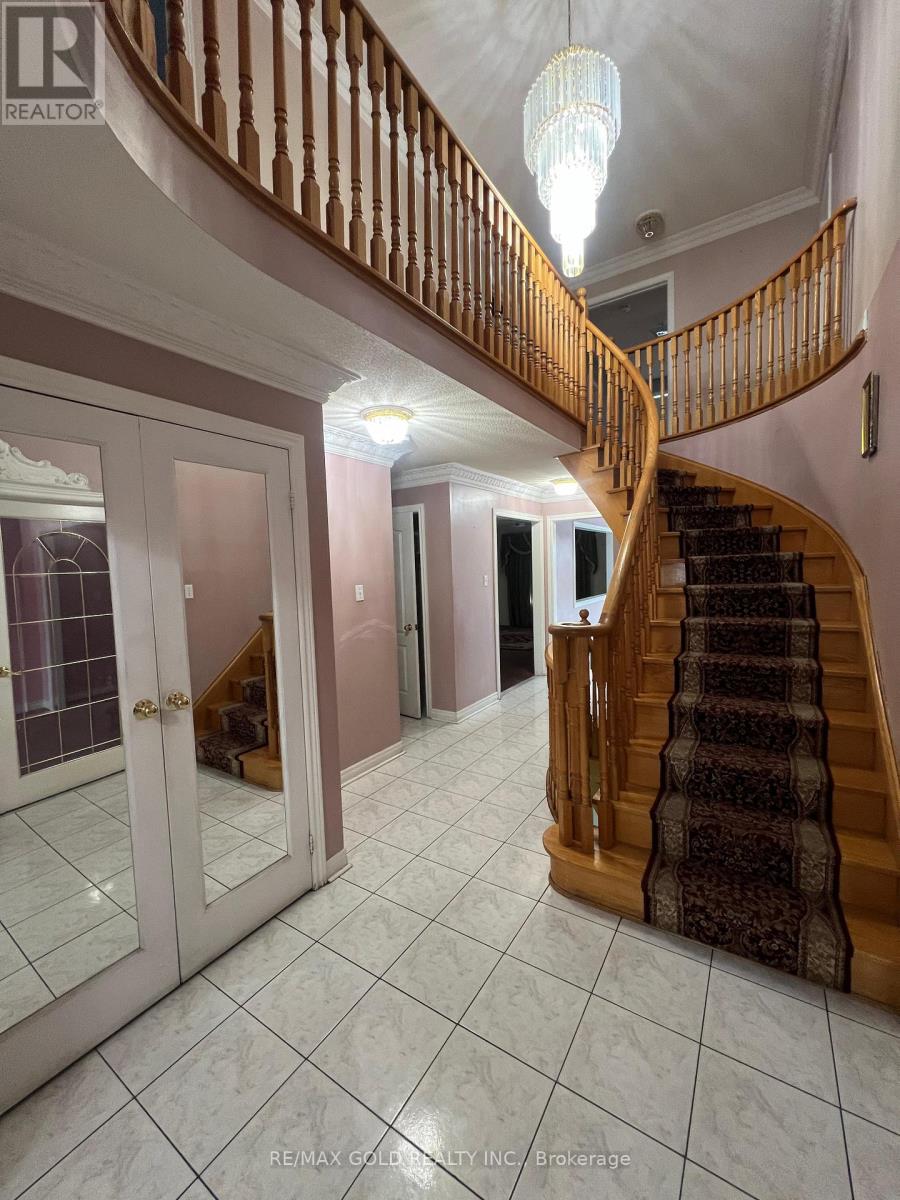 32 Mapleview Avenue, Brampton, Ontario  L6R 1M2 - Photo 3 - W12682350