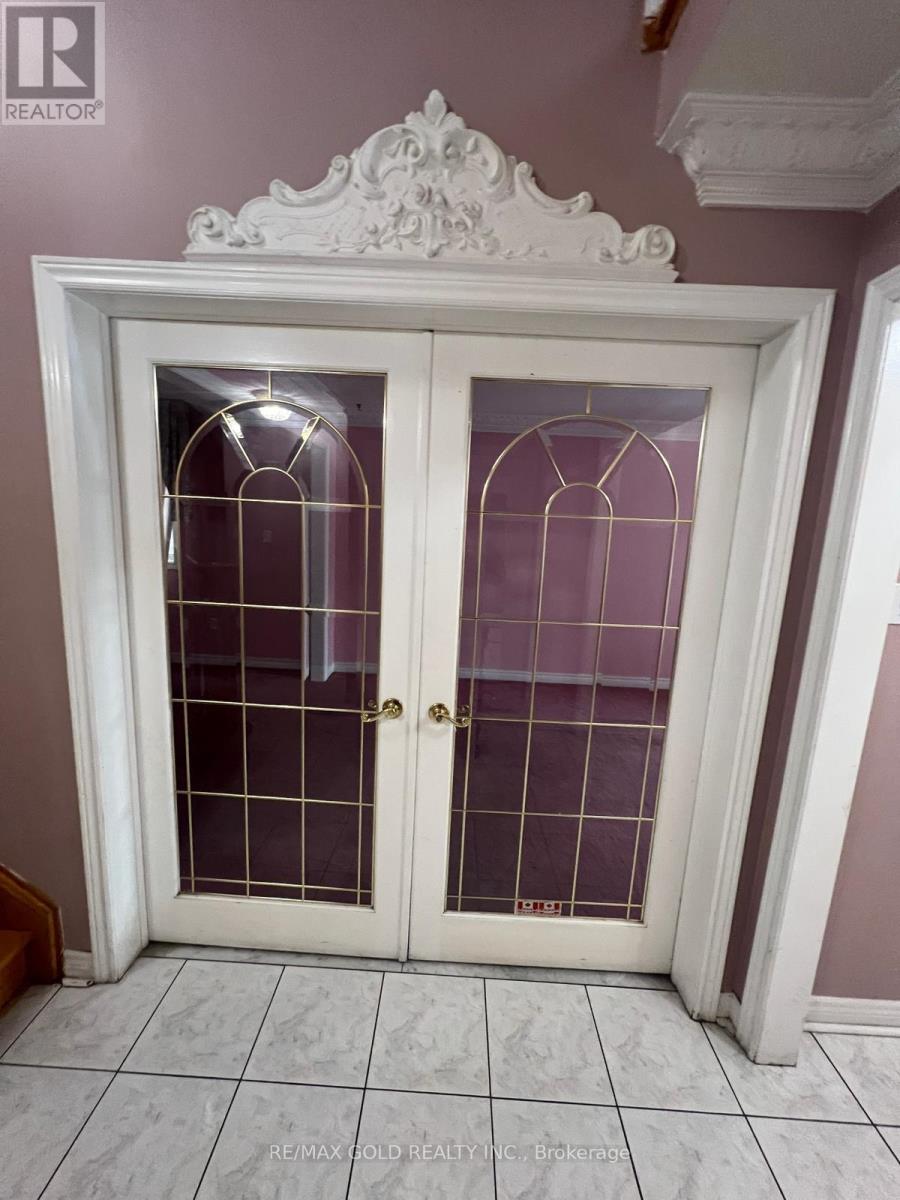 32 Mapleview Avenue, Brampton, Ontario  L6R 1M2 - Photo 5 - W12682350