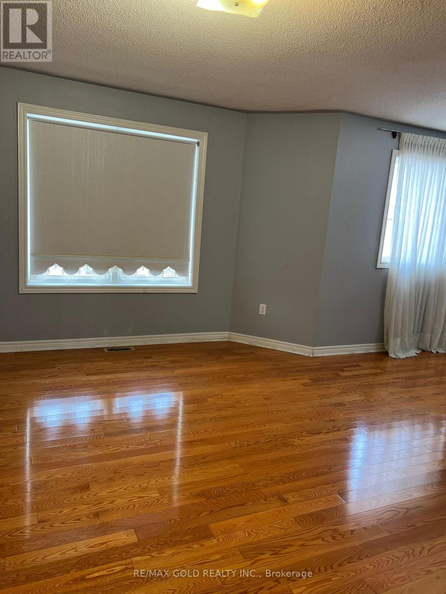 32 Mapleview Avenue, Brampton, Ontario  L6R 1M2 - Photo 7 - W12682350