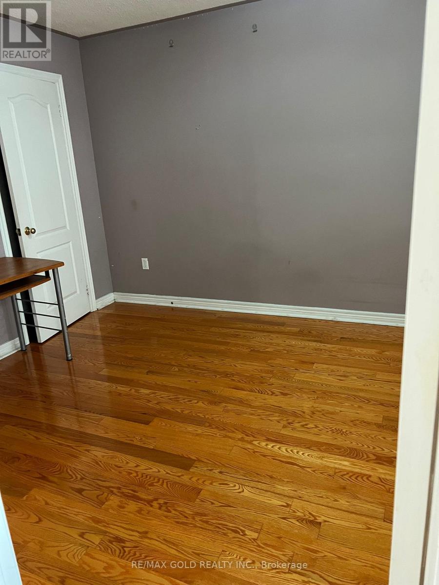 32 Mapleview Avenue, Brampton, Ontario  L6R 1M2 - Photo 9 - W12682350