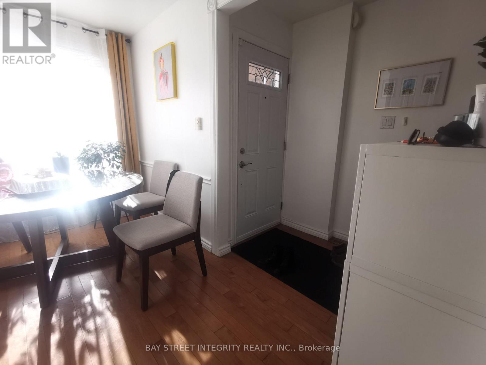 976 Raintree Lane, Mississauga, Ontario  L5H 3Y6 - Photo 3 - W12674788