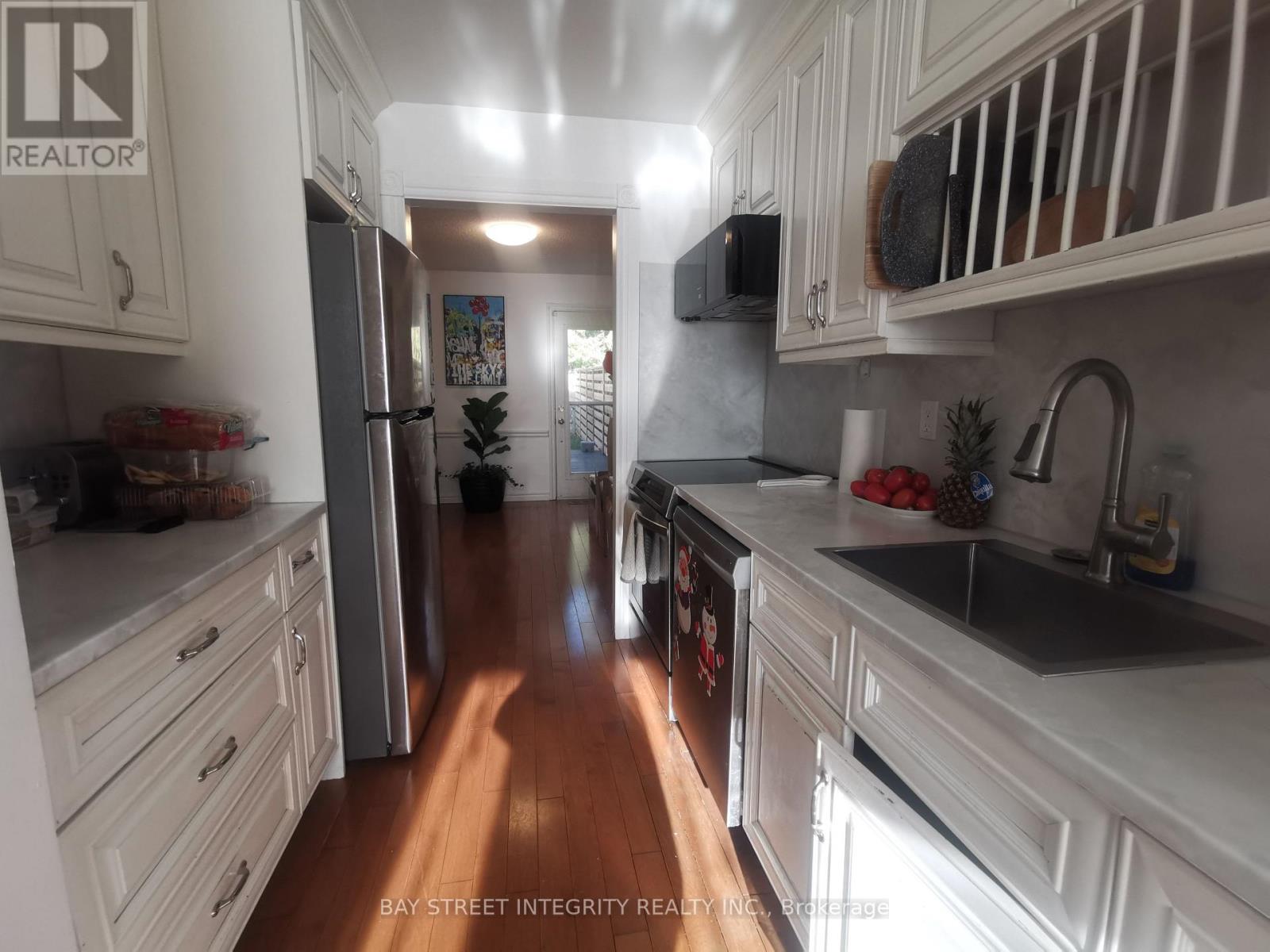 976 Raintree Lane, Mississauga, Ontario  L5H 3Y6 - Photo 4 - W12674788