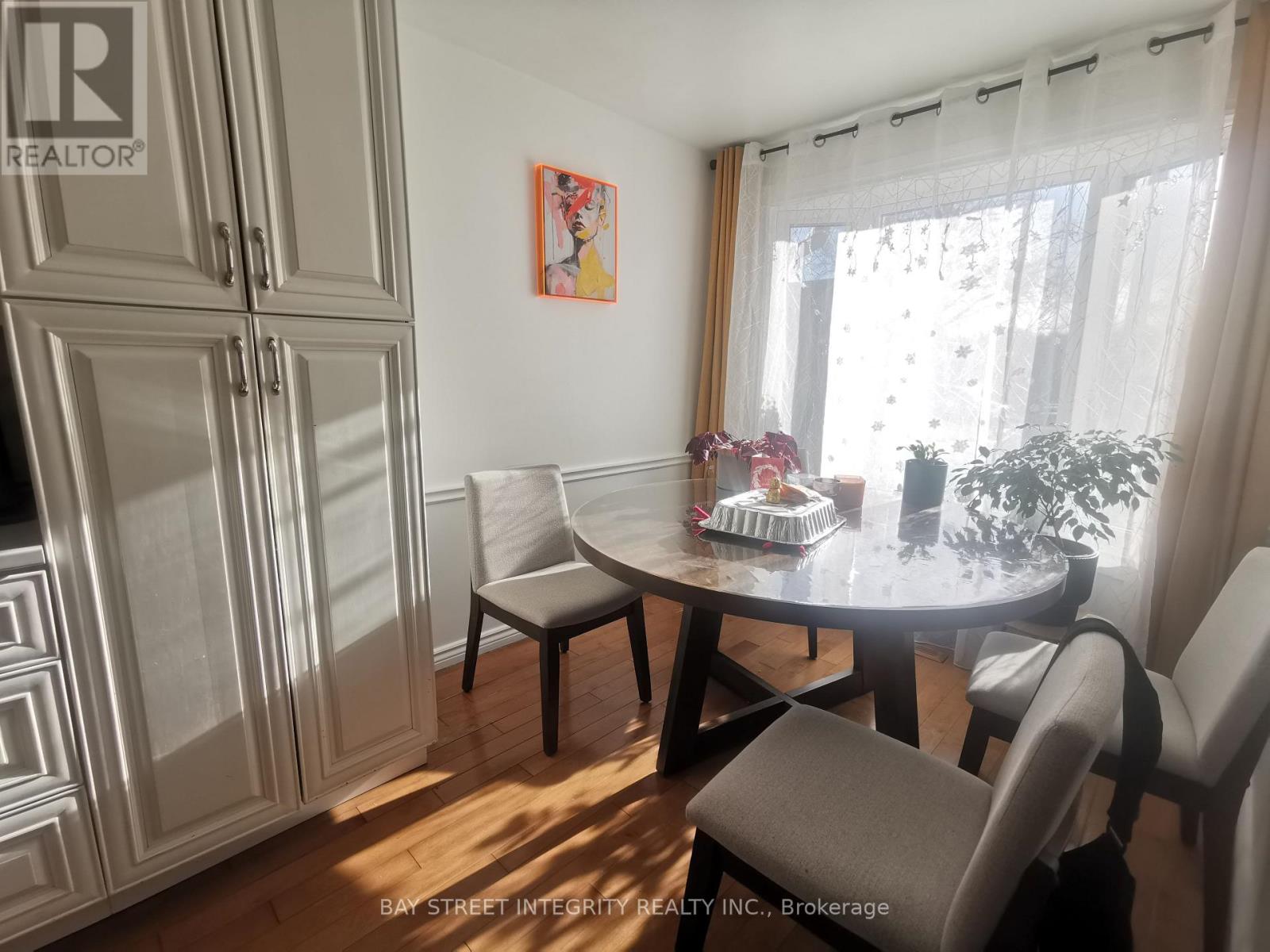 976 Raintree Lane, Mississauga, Ontario  L5H 3Y6 - Photo 2 - W12674788