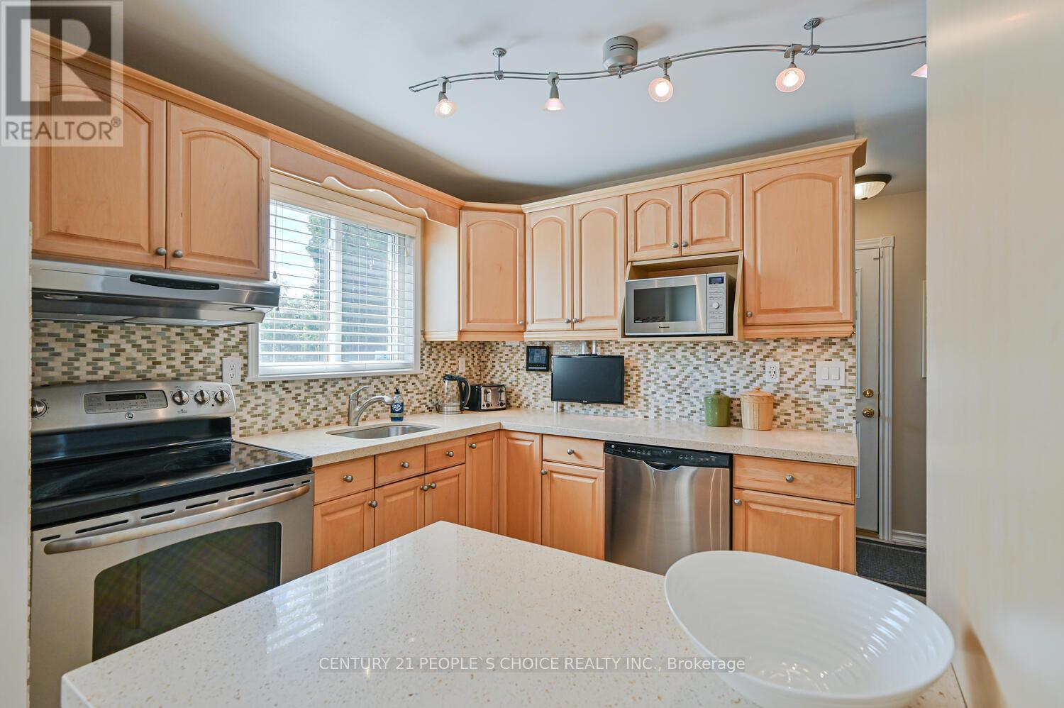 2 Fontaine Court, Brampton (Southgate), Ontario  L6T 3J2 - Photo 16 - W12524770