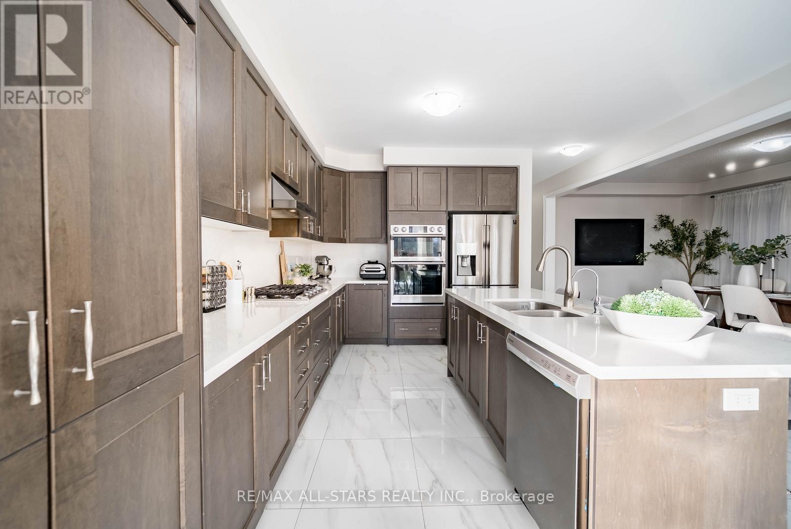 96 Boundary Boulevard, Whitchurch-Stouffville, Ontario  L4A 4W2 - Photo 11 - N12682434