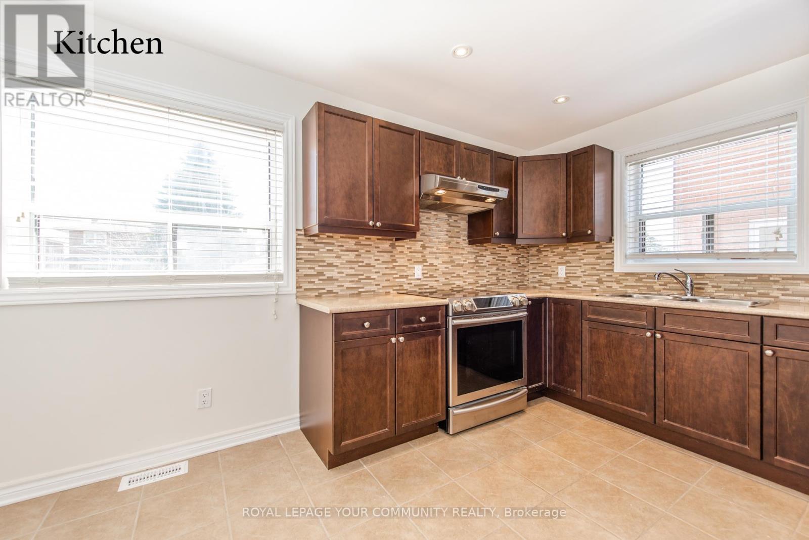 Upper - 59a Roseland Drive, Toronto, Ontario  M8W 1Y4 - Photo 12 - W12682452
