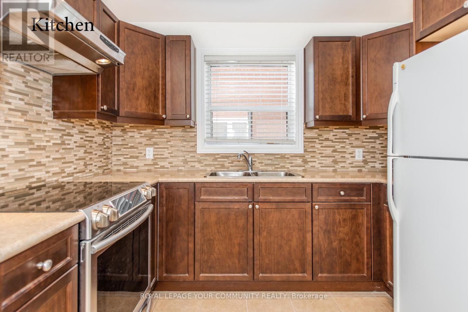 Upper - 59a Roseland Drive, Toronto, Ontario  M8W 1Y4 - Photo 14 - W12682452