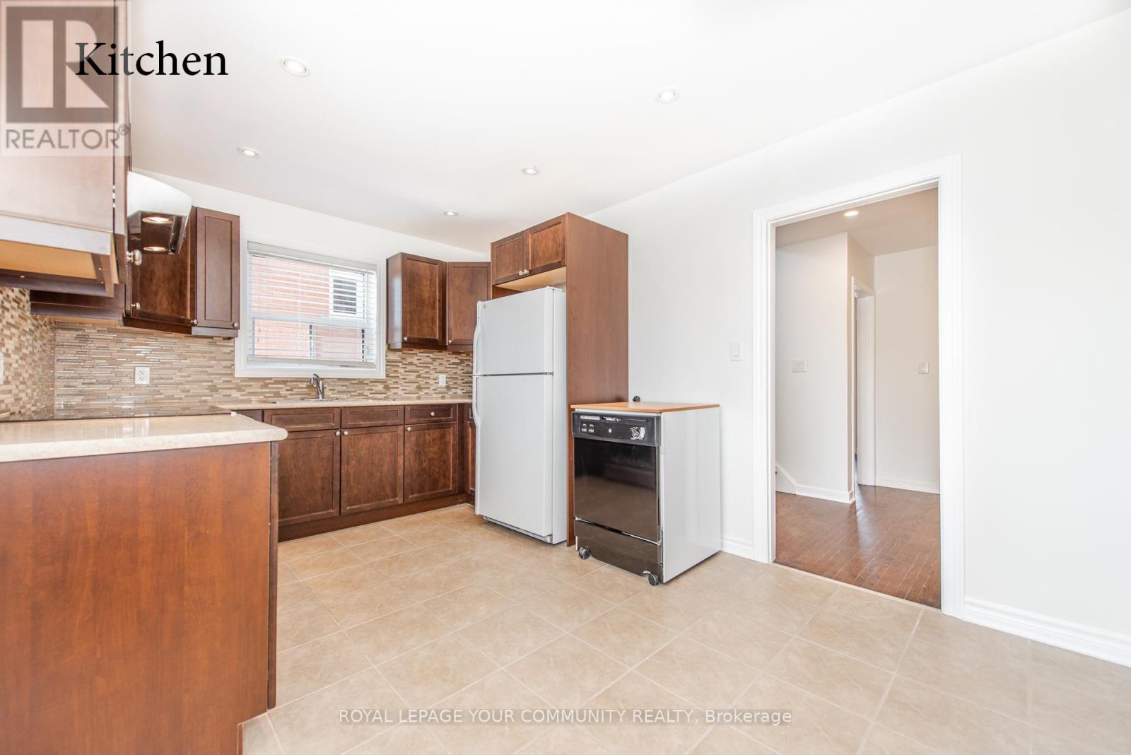 Upper - 59a Roseland Drive, Toronto, Ontario  M8W 1Y4 - Photo 15 - W12682452