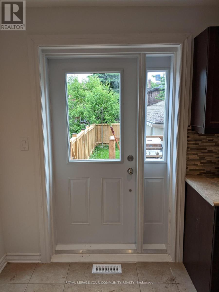 Upper - 59a Roseland Drive, Toronto, Ontario  M8W 1Y4 - Photo 17 - W12682452