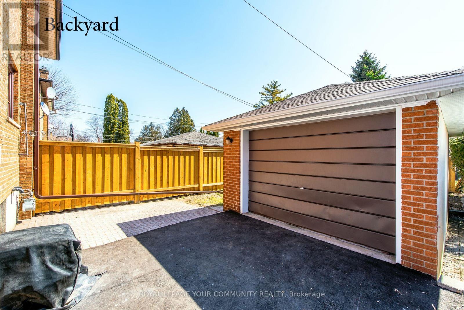 Upper - 59a Roseland Drive, Toronto, Ontario  M8W 1Y4 - Photo 27 - W12682452