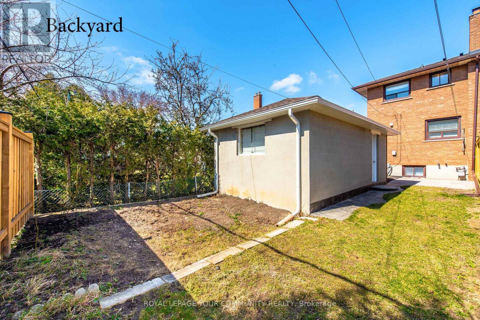 Upper - 59a Roseland Drive, Toronto, Ontario  M8W 1Y4 - Photo 32 - W12682452