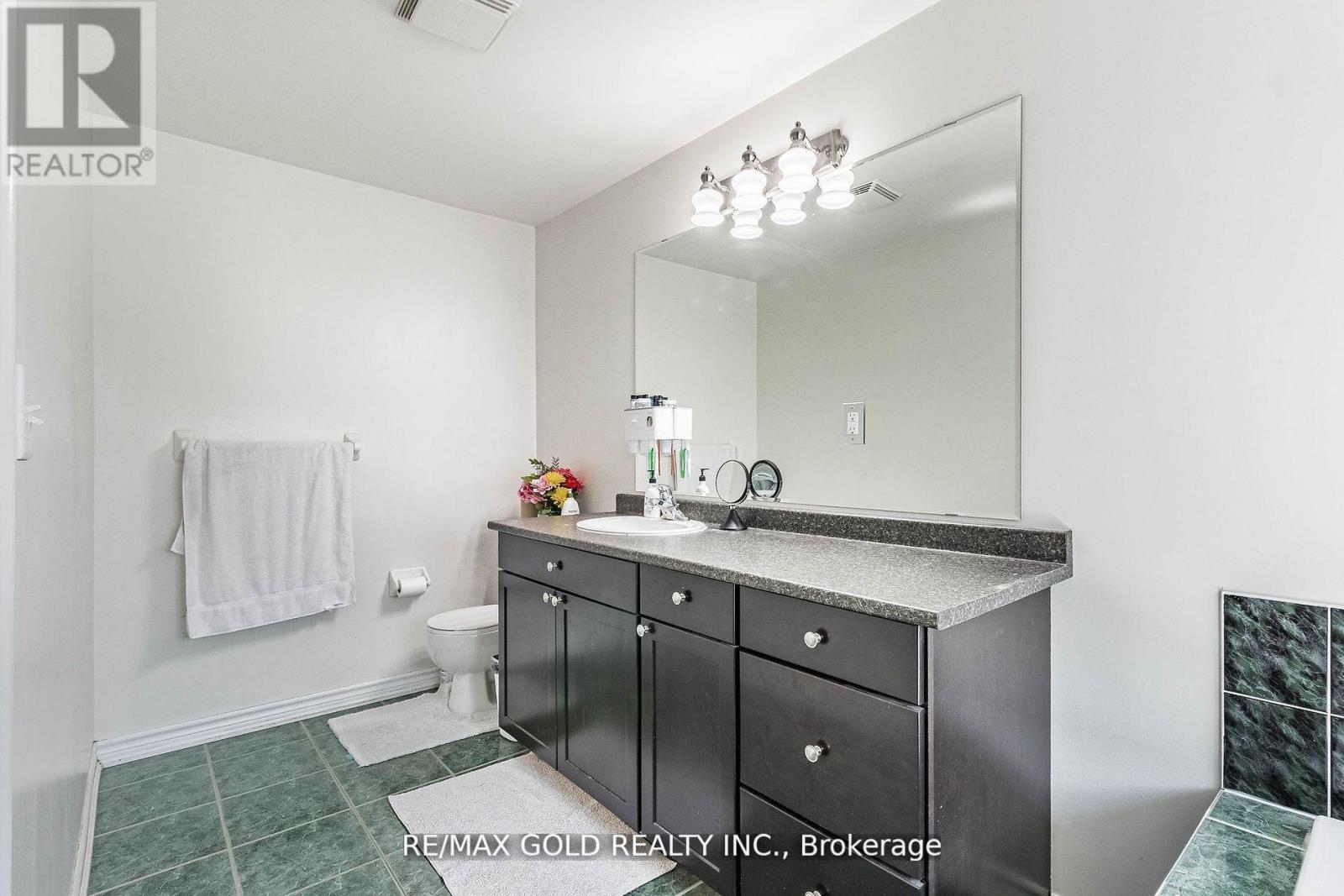 47 Ocean Ridge Drive, Brampton, Ontario  L6R 3K5 - Photo 10 - W12682460