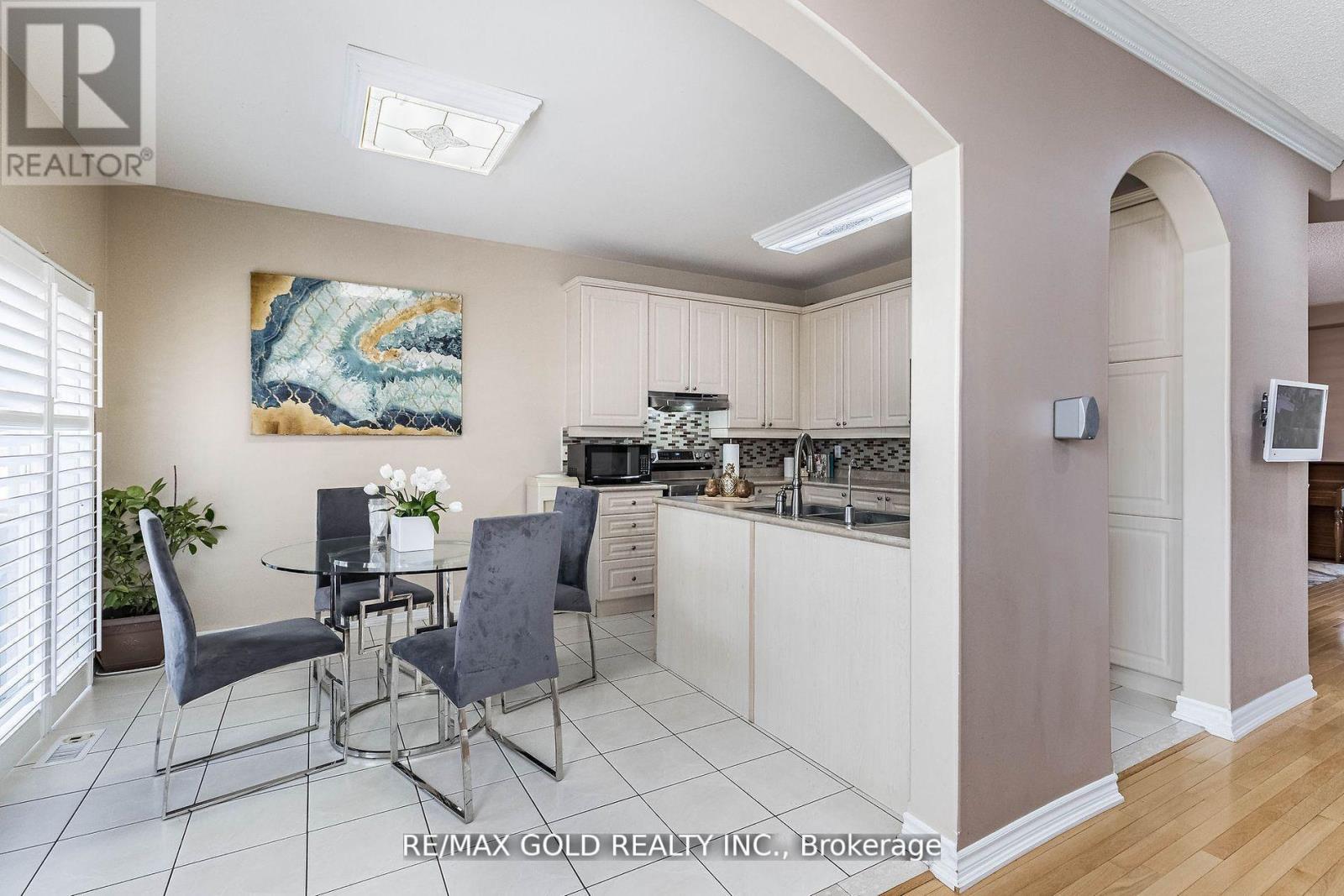 47 Ocean Ridge Drive, Brampton, Ontario  L6R 3K5 - Photo 4 - W12682460