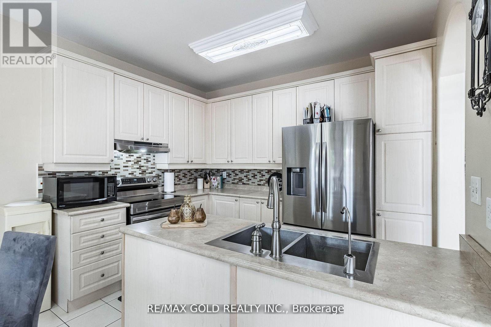 47 Ocean Ridge Drive, Brampton, Ontario  L6R 3K5 - Photo 5 - W12682460