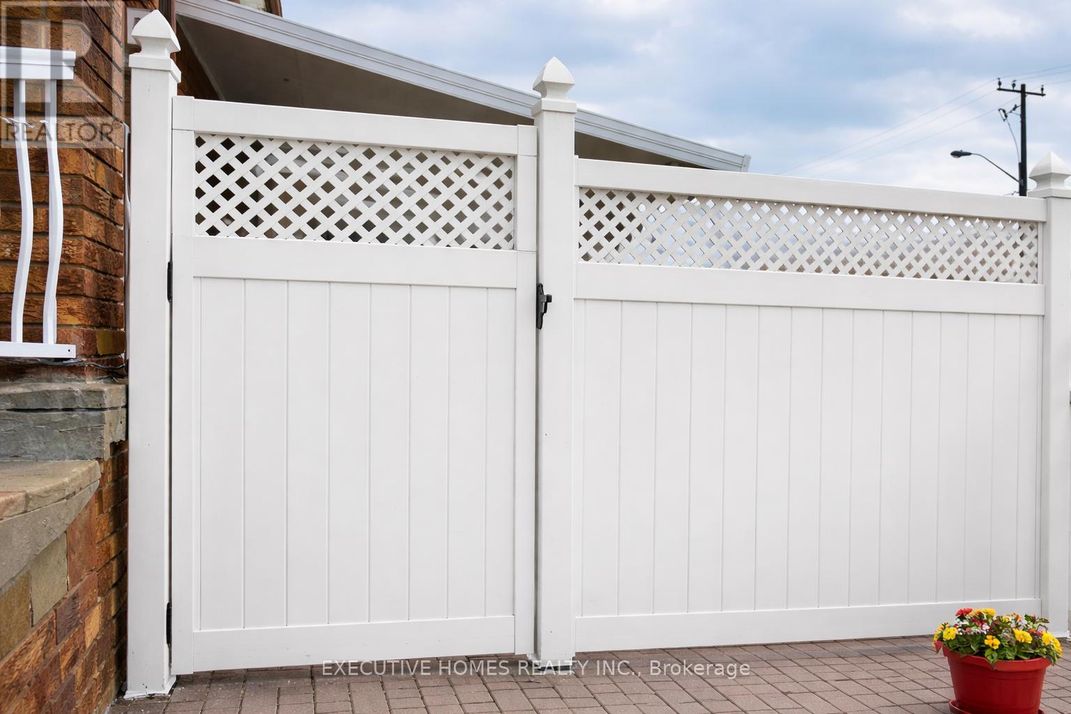 2 Clubhouse Court, Toronto, Ontario  M3L 2K5 - Photo 3 - W12682496