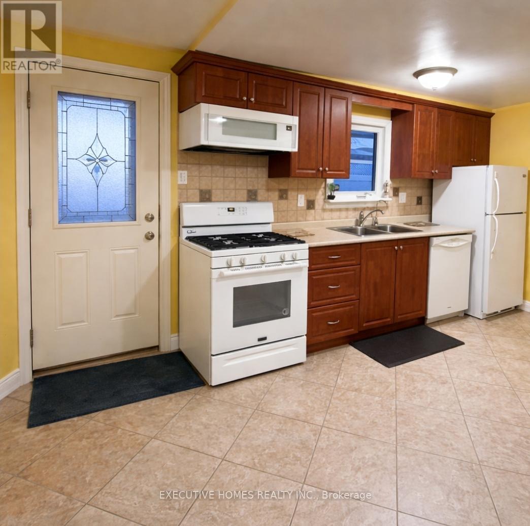 2 Clubhouse Court, Toronto, Ontario  M3L 2K5 - Photo 4 - W12682496