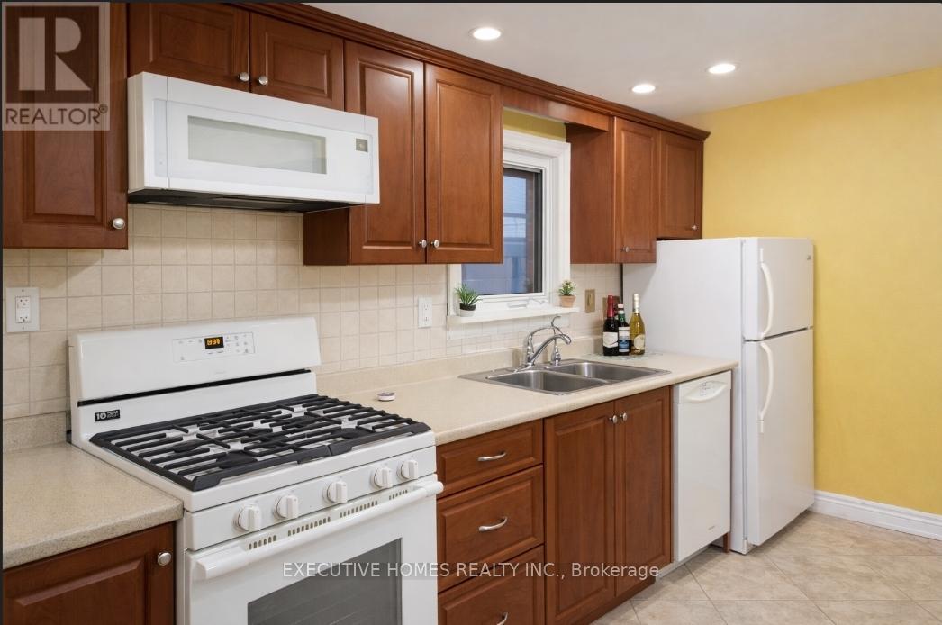 2 Clubhouse Court, Toronto, Ontario  M3L 2K5 - Photo 5 - W12682496