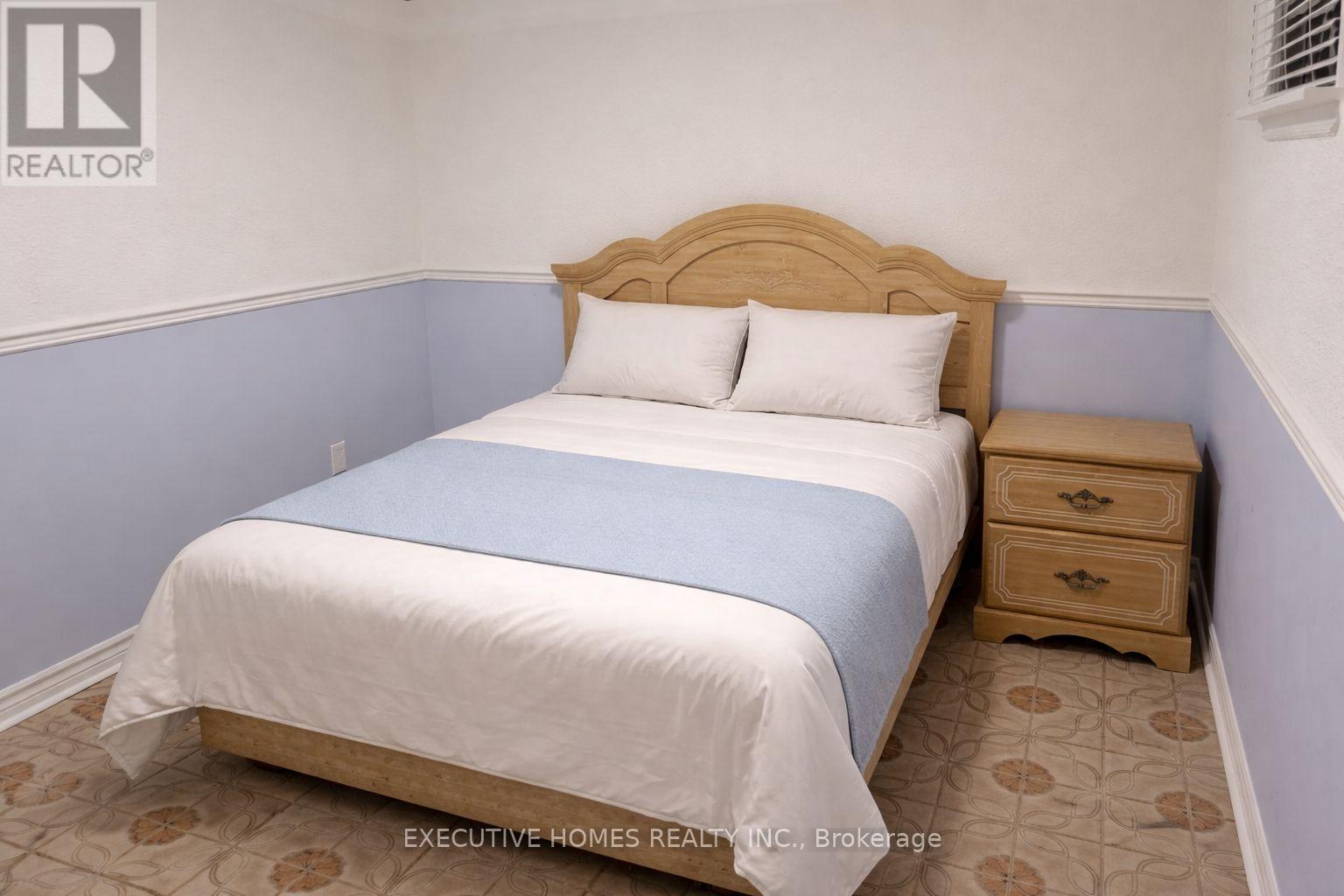 2 Clubhouse Court, Toronto, Ontario  M3L 2K5 - Photo 9 - W12682496