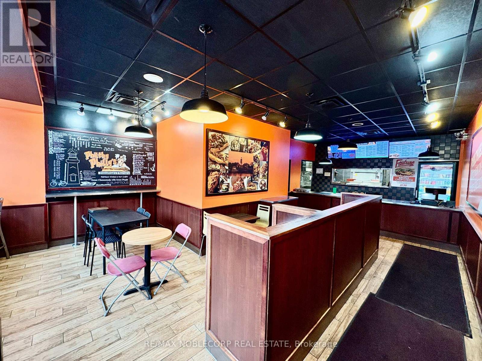 4 - 114 Lakeshore Road E, Mississauga, Ontario  L5G 1C9 - Photo 2 - W12682506