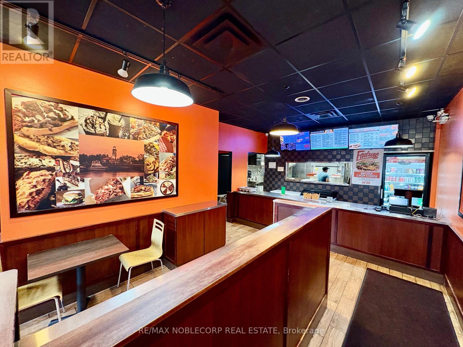 4 - 114 Lakeshore Road E, Mississauga, Ontario  L5G 1C9 - Photo 4 - W12682506