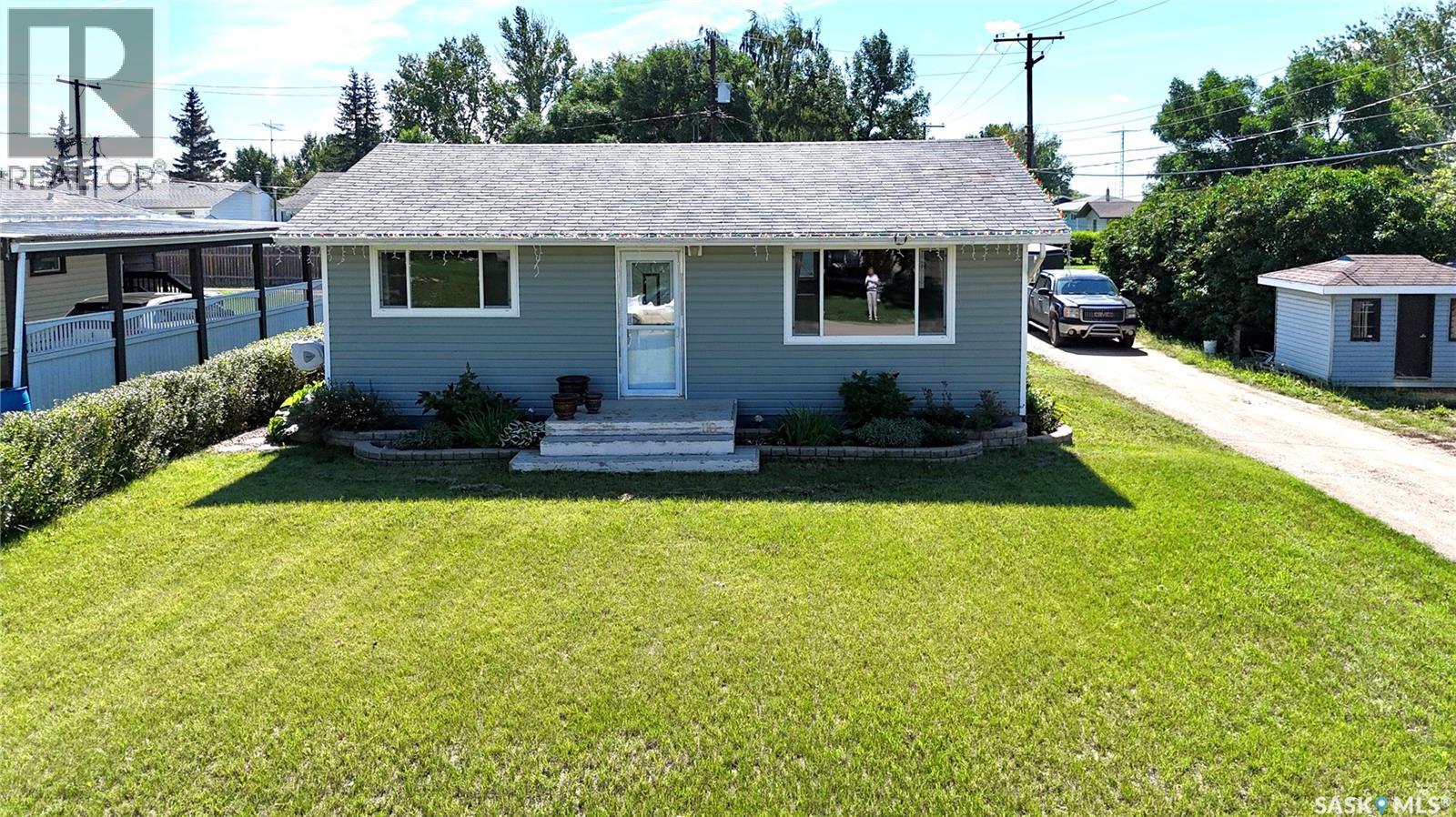 110 Stanley Street, Elbow, Saskatchewan  S0H 1J0 - Photo 1 - SK015651