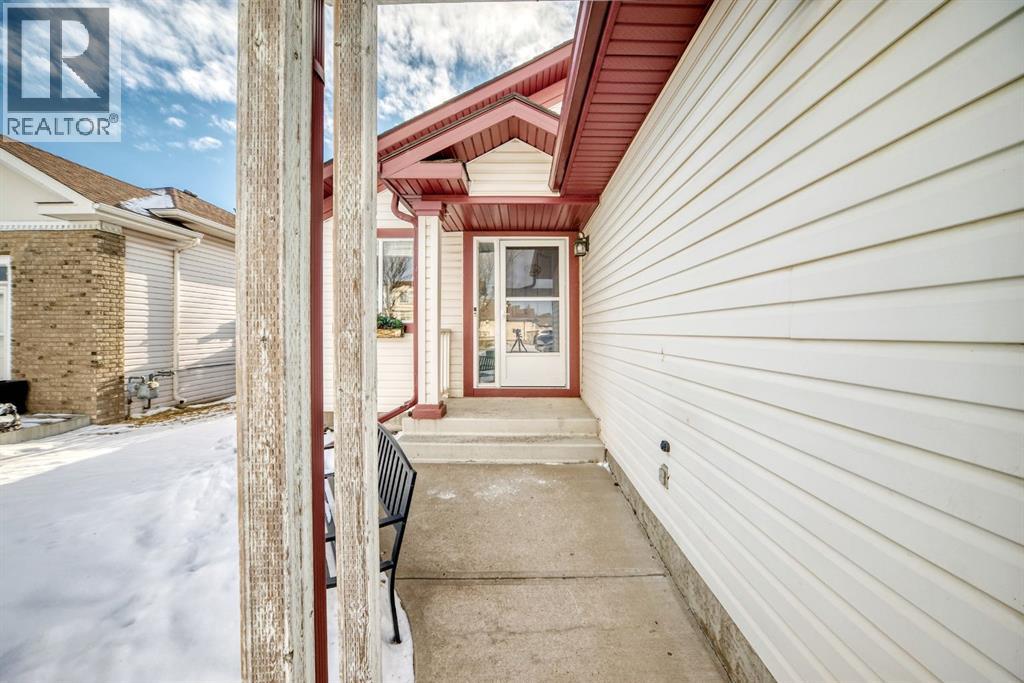 11 Canoe Close Sw, Airdrie, Alberta  T4B 2N3 - Photo 2 - A2278127
