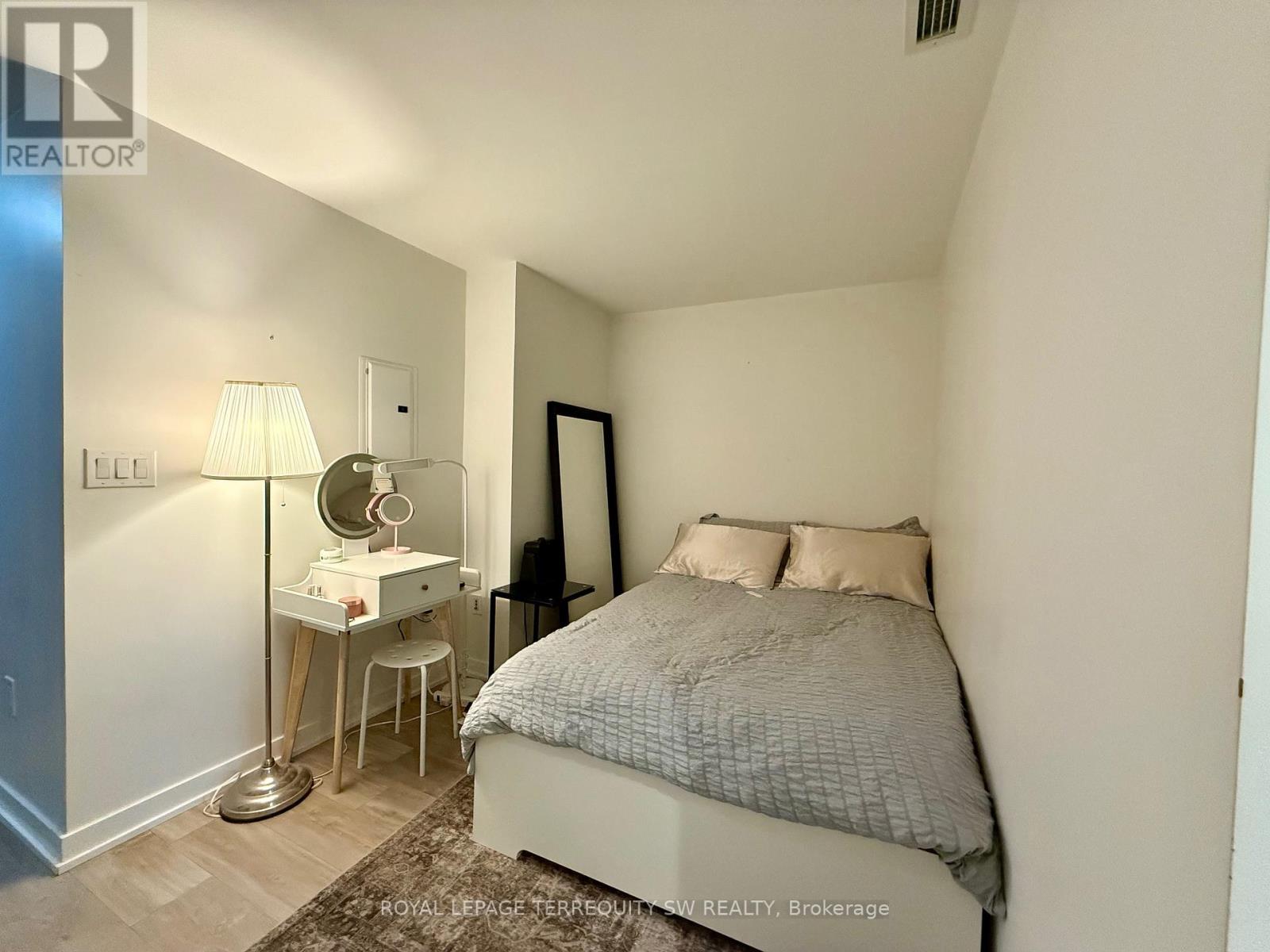 1033 - 21 Iceboat Terrace, Toronto, Ontario  M5V 4A9 - Photo 3 - C12682596