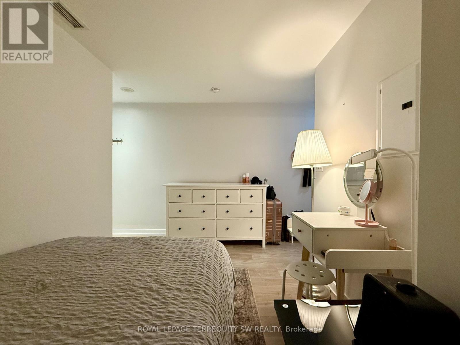 1033 - 21 Iceboat Terrace, Toronto, Ontario  M5V 4A9 - Photo 4 - C12682596