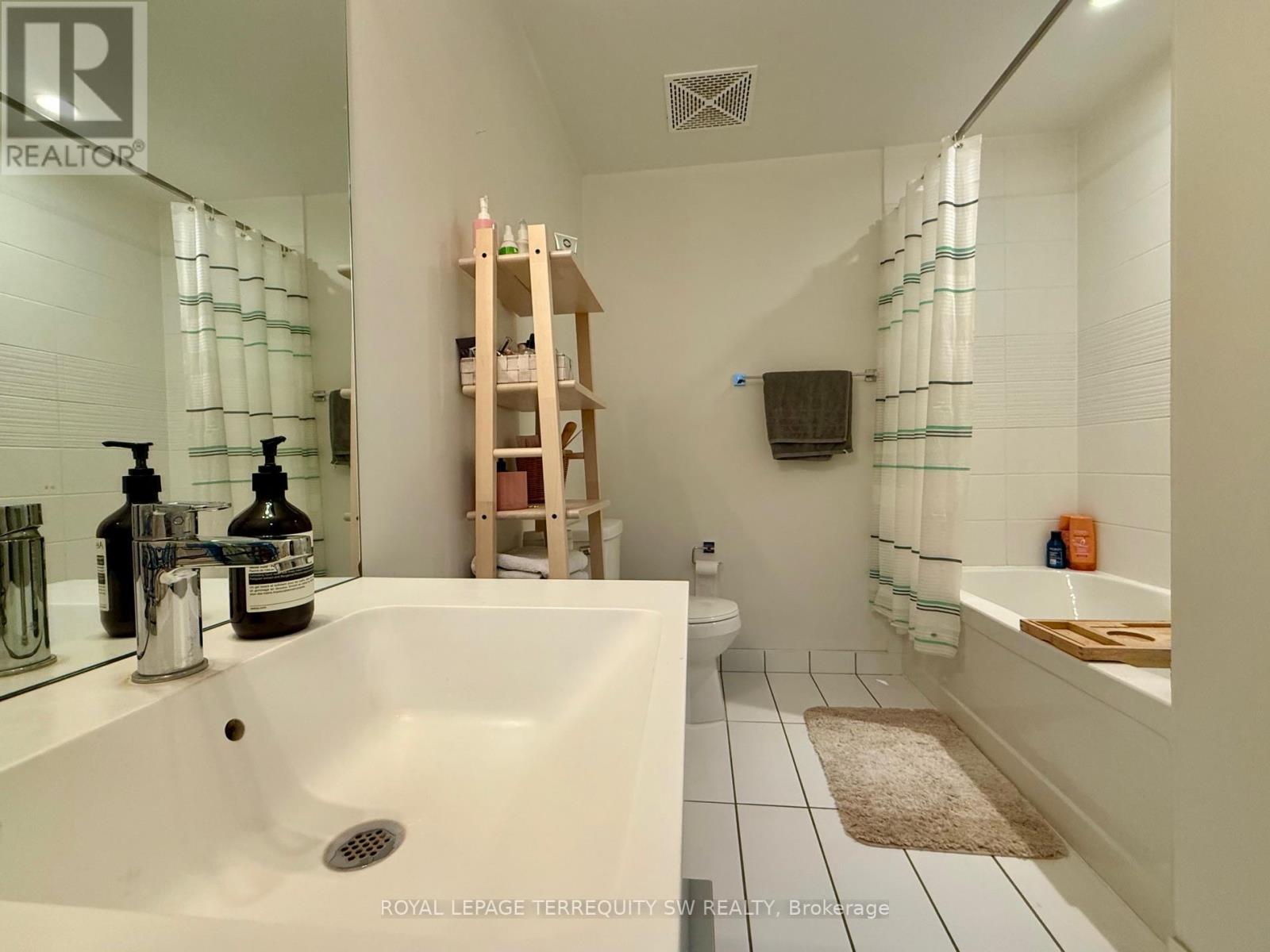 1033 - 21 Iceboat Terrace, Toronto, Ontario  M5V 4A9 - Photo 5 - C12682596