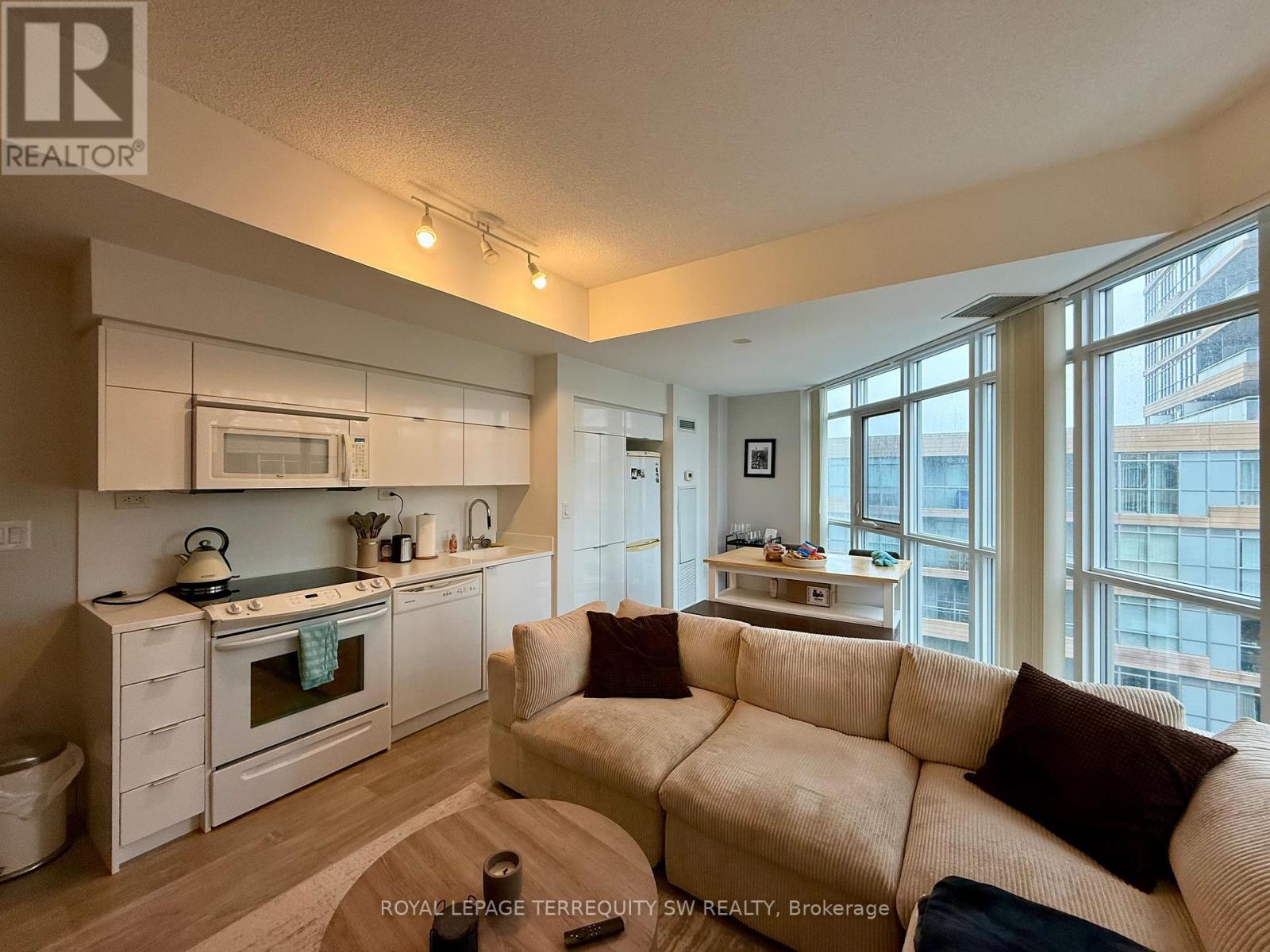 1033 - 21 Iceboat Terrace, Toronto, Ontario  M5V 4A9 - Photo 8 - C12682596