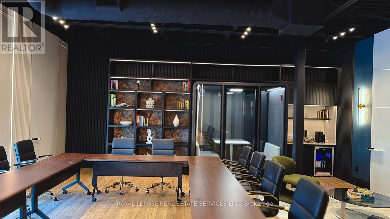 207 - 3475 Rebecca Street, Oakville, Ontario  L6L 6X9 - Photo 3 - W12605020